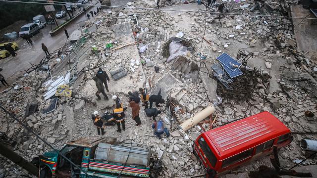 7,7 Şiddetindeki Deprem 912 Can Aldı