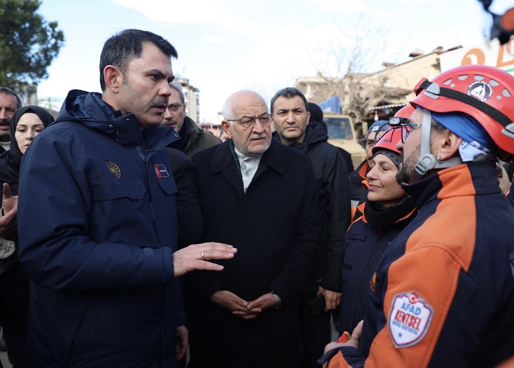 Bakan Kurum Gaziantep’te 900 binamızın ağır hasarlı ve yıkık olduğunun tespitini yaptık. Çalışmalarımız Aralıksız Devam Ediyor