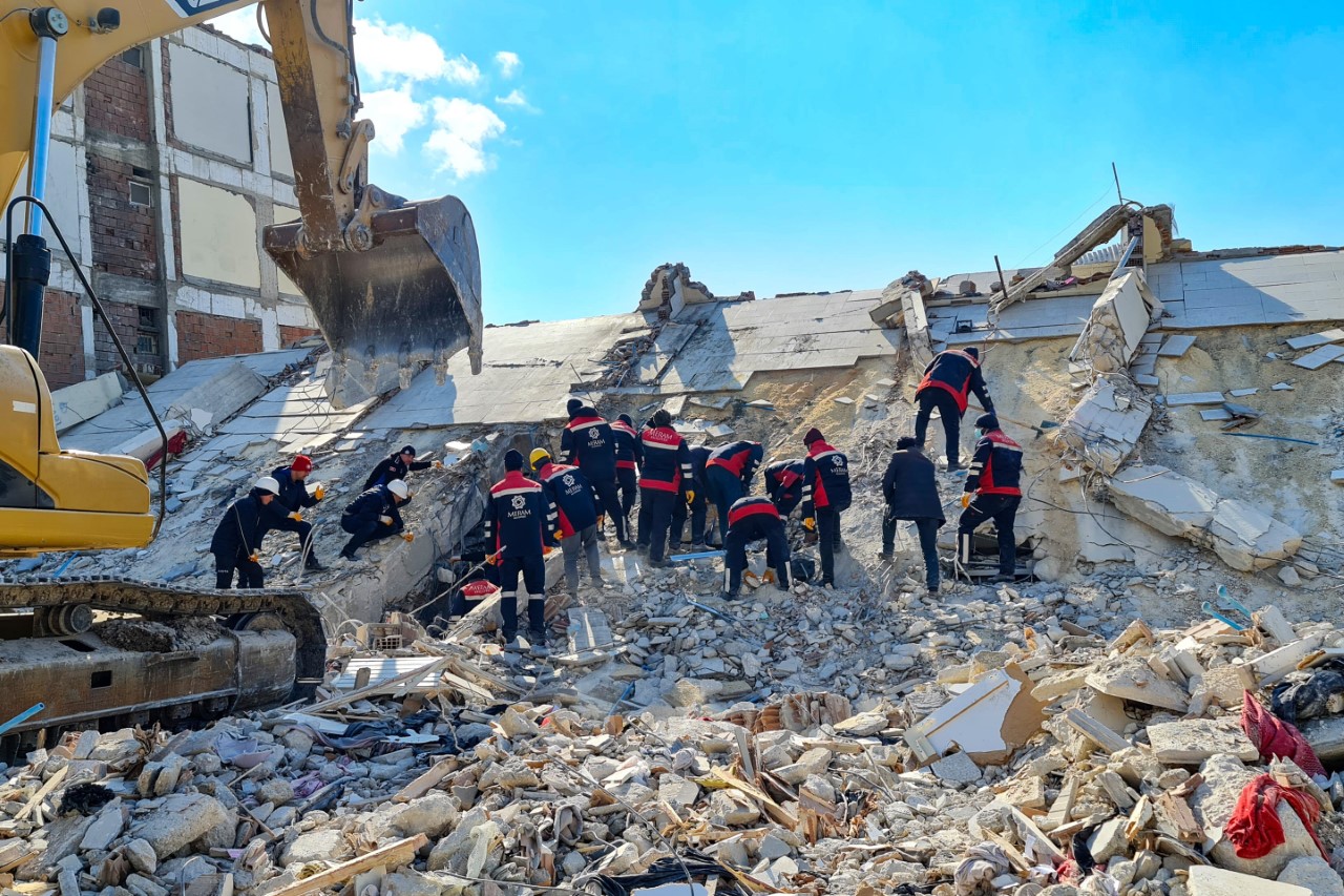 Başkan Kavuş; “Hatay’ı Ayağa Kaldırana Kadar Buradayız”