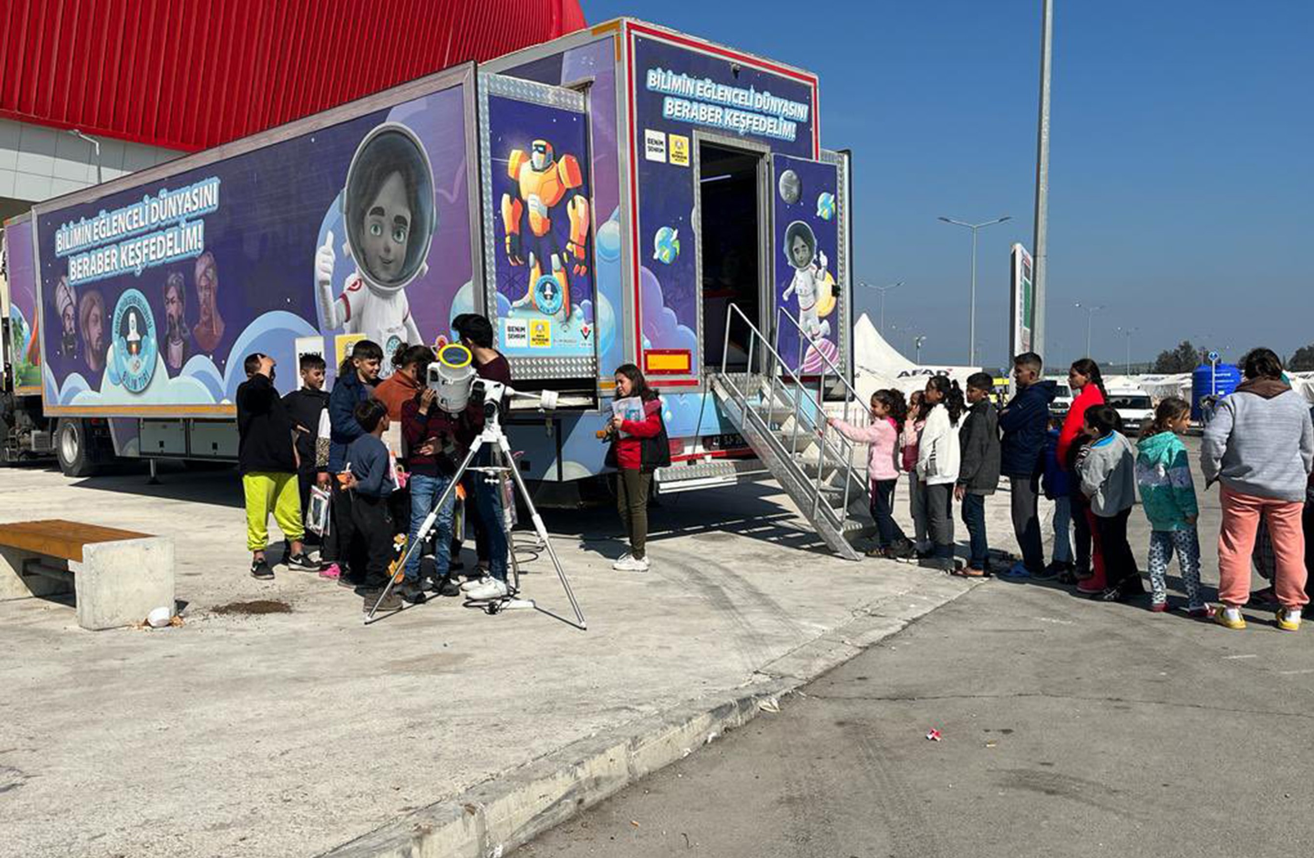 Konya Büyükşehir Bilim TIR’ı ile Depremzede Çocuklara Moral Veriyor