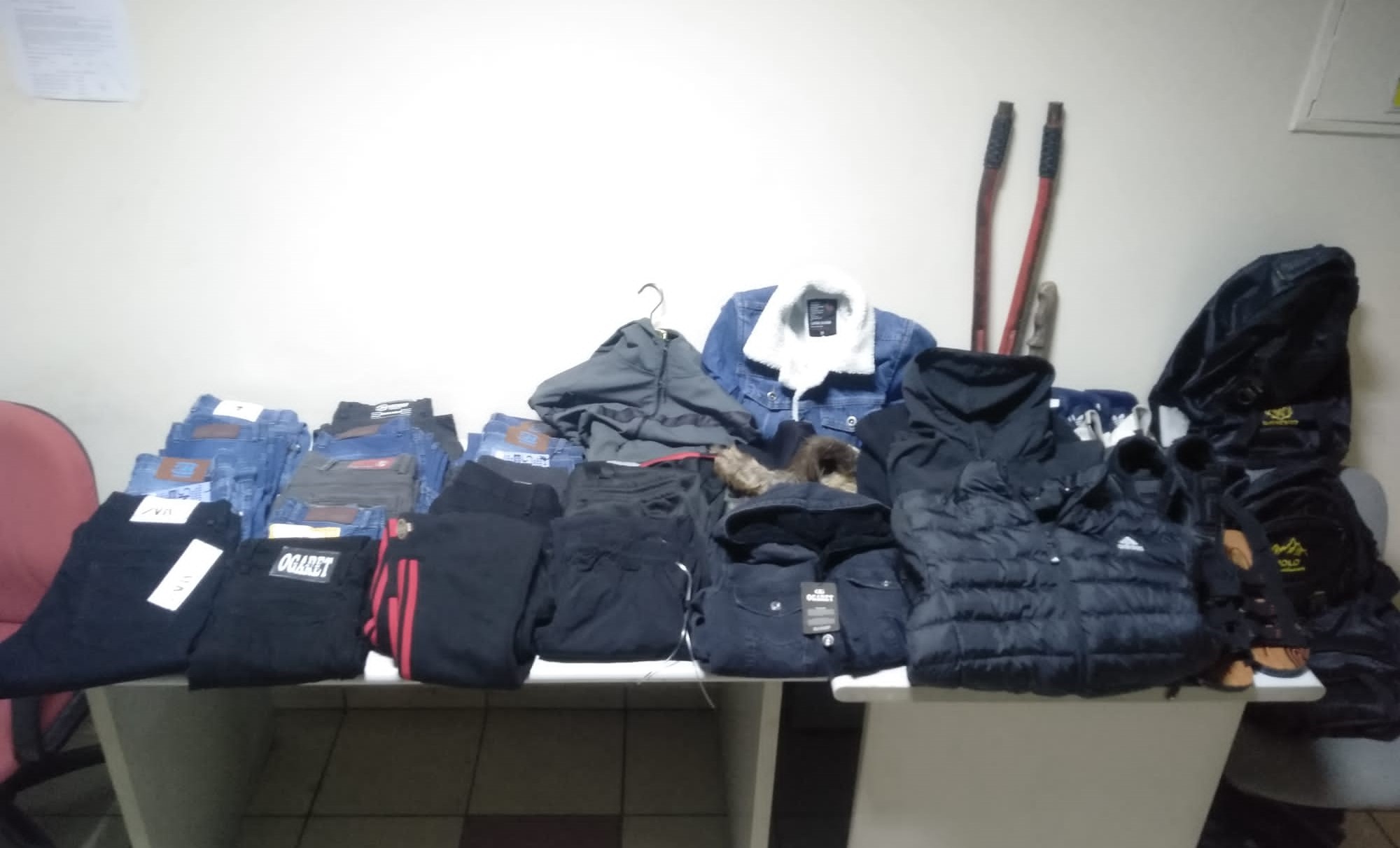 İş Yerini Soyan Hırsızlar, Kameralarla Adım Adım İzlenerek Evlerinde Yakalandı