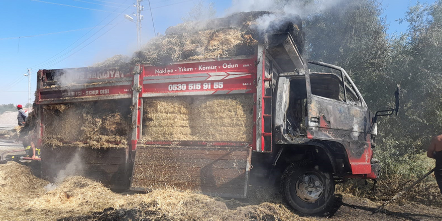 Konya'da balya yüklü kamyonet yandı