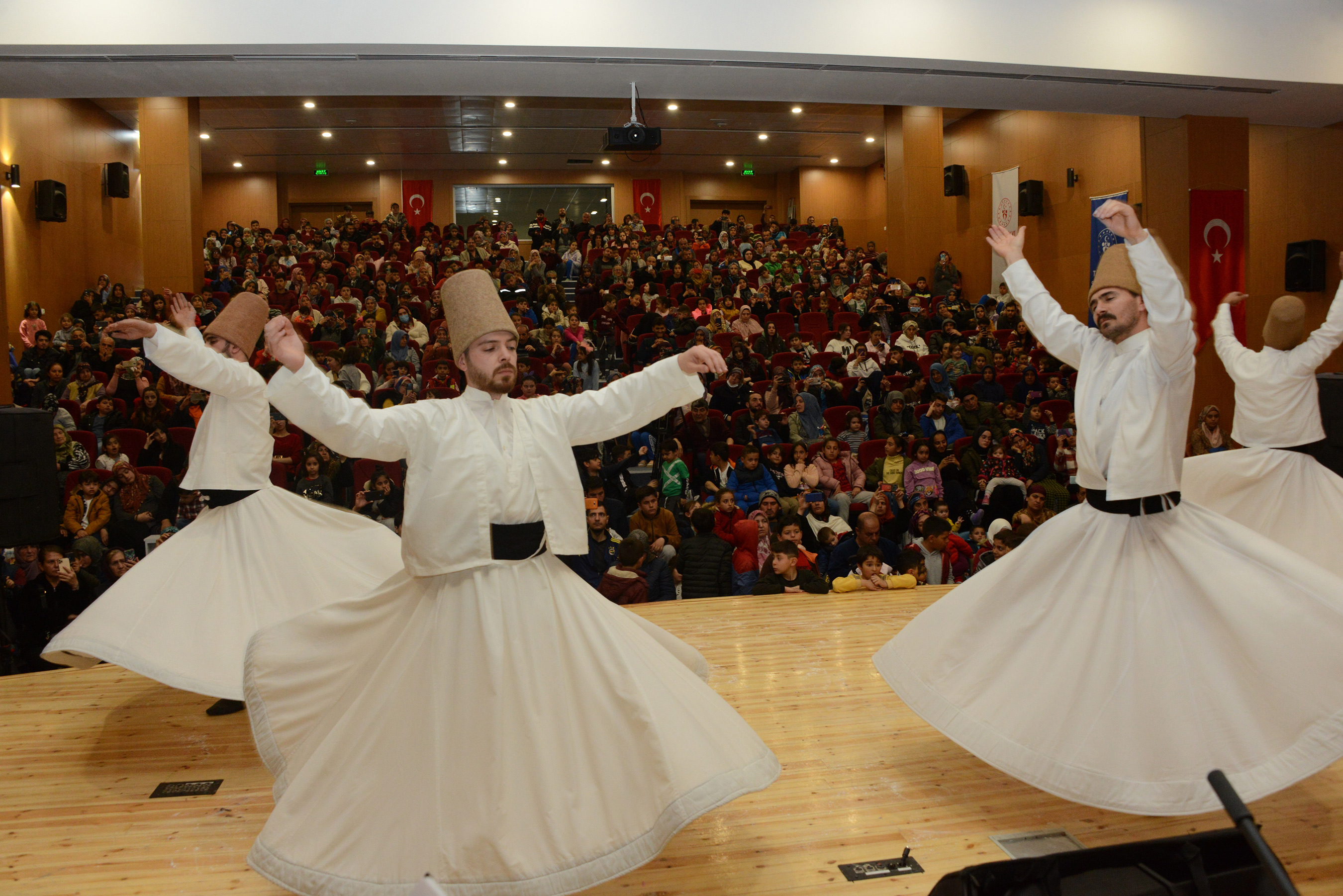 Büyükşehir Konya’da Yurtlarda Kalan Depremzedelere Sema Programlarıyla Moral Veriyor