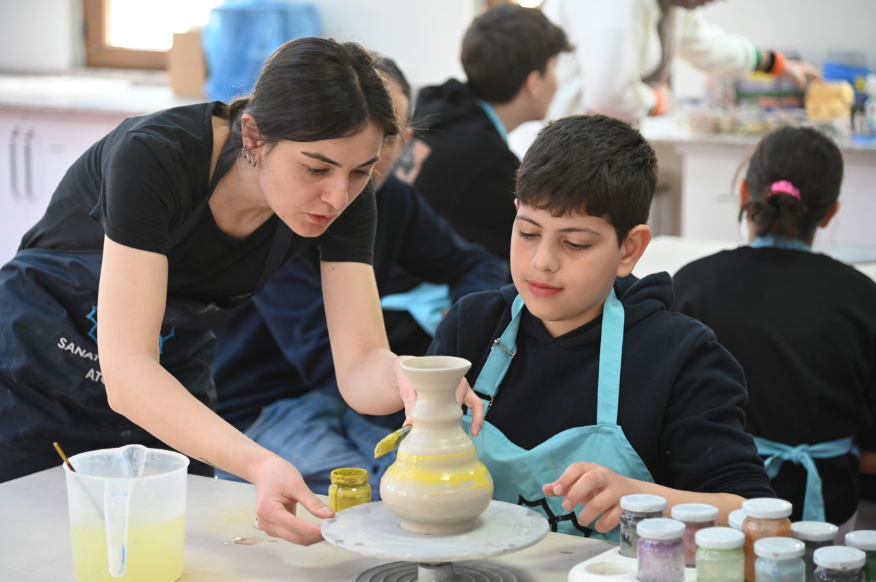 Depremzede Aileler Sille’yi ve Sanat Tasarım Atölyesini Ziyaret Etti