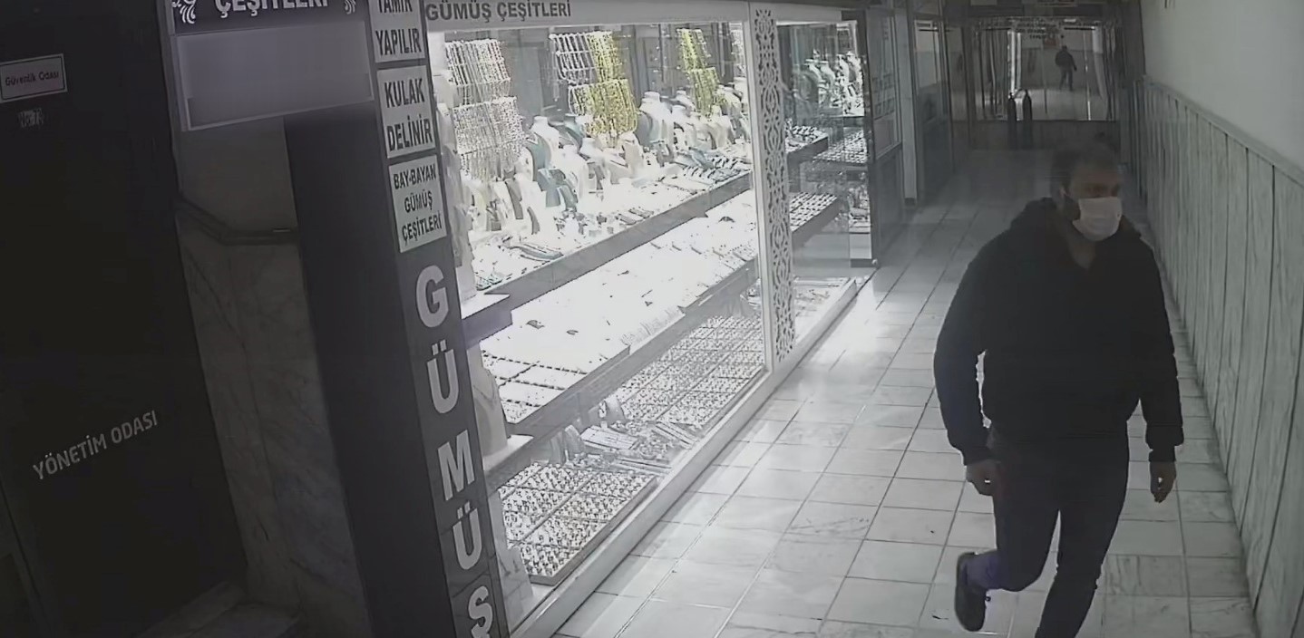 Kuyumcu Dolandırıcısı Polisten Kaçamadı