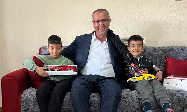 Başkan Konak Yunak'taki Depremzede Aileleri Ziyaret Etti