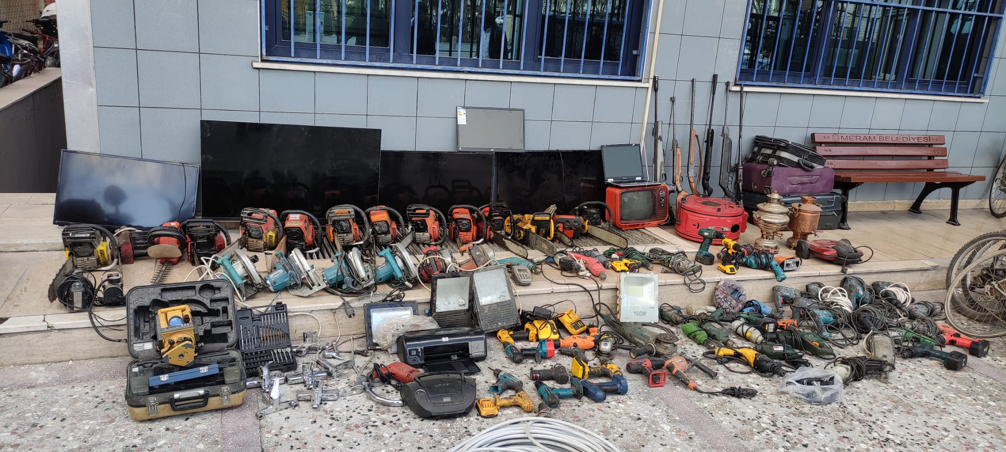 Baskın Yapılan Depodan Onlarca Çalıntı Elektronik Eşya Çıktı