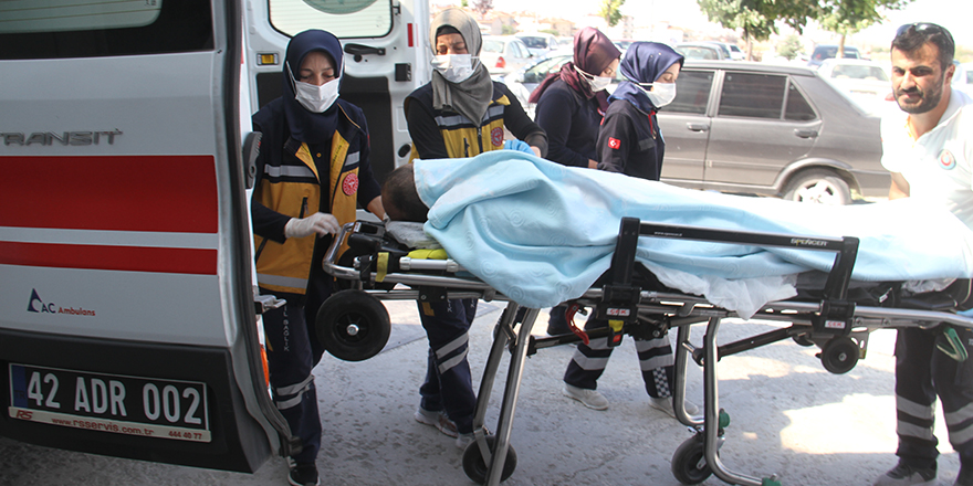 Bıçakla yaralanan iş yeri sahibi hastaneye kaldırıldı