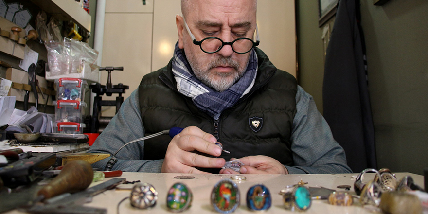 Çocuk yaşta başladığı kuyumculuk zanaatında özgün tasarımcı oldu