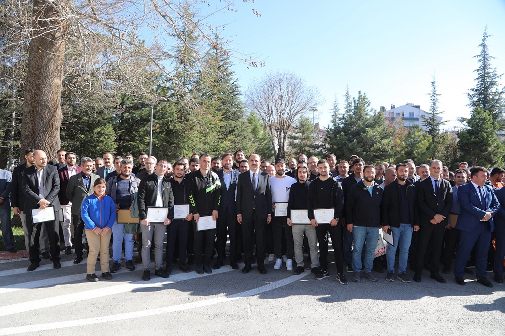 Büyükşehir’de Gururlu Anlar. Başkan Altay Teşekkür Belgesi Taktim Etti