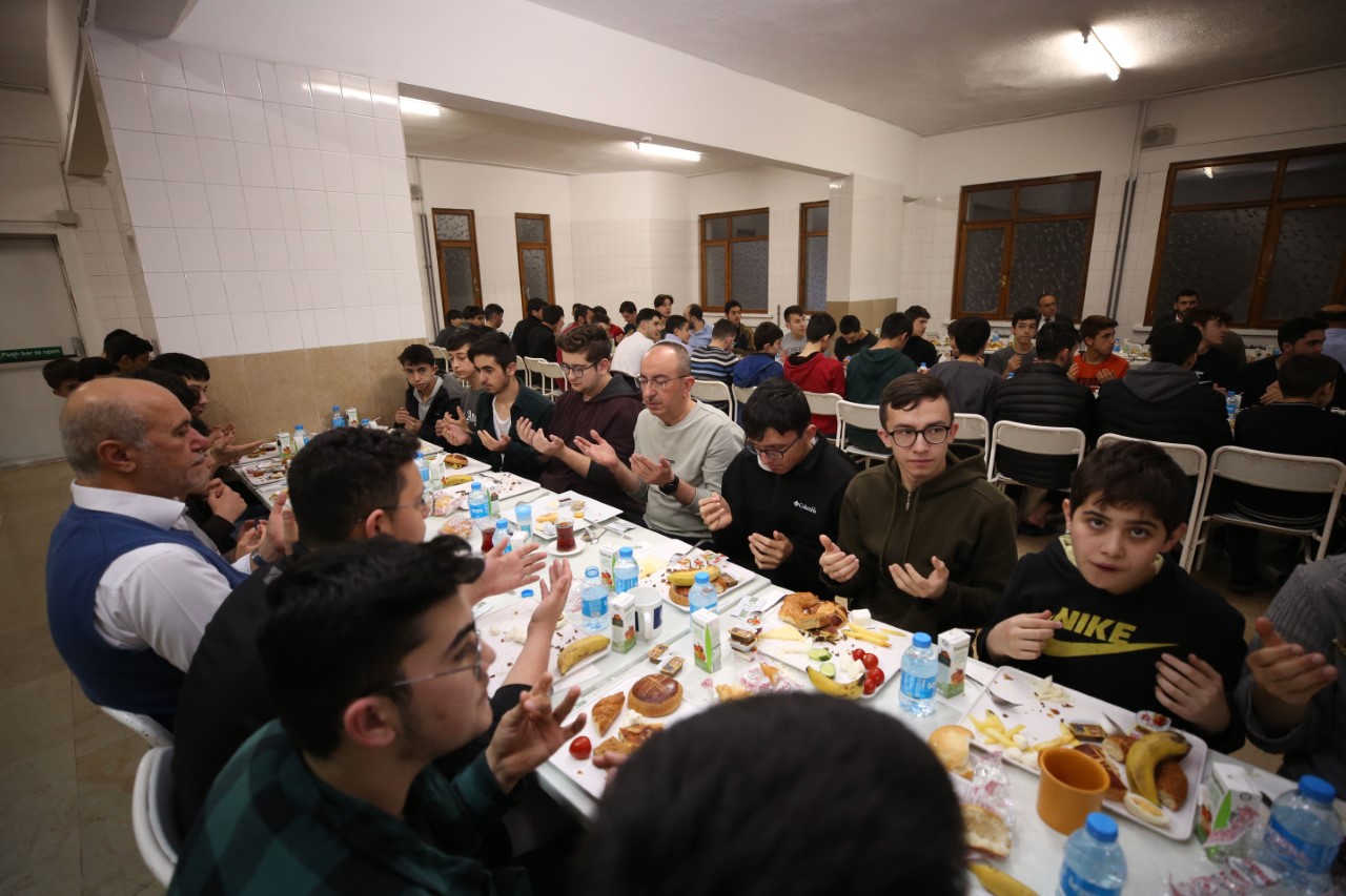 Başkan Kavuş İftar ve Sahurda Gençlerle Buluştu