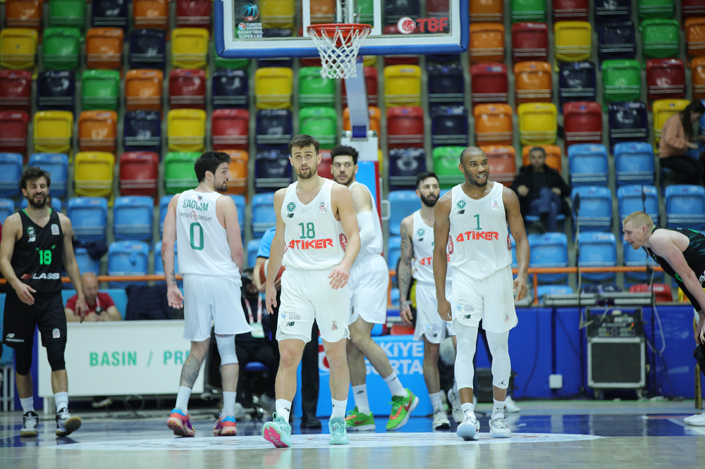 Evinde  Darüşşafaka’yı Mağlup etti