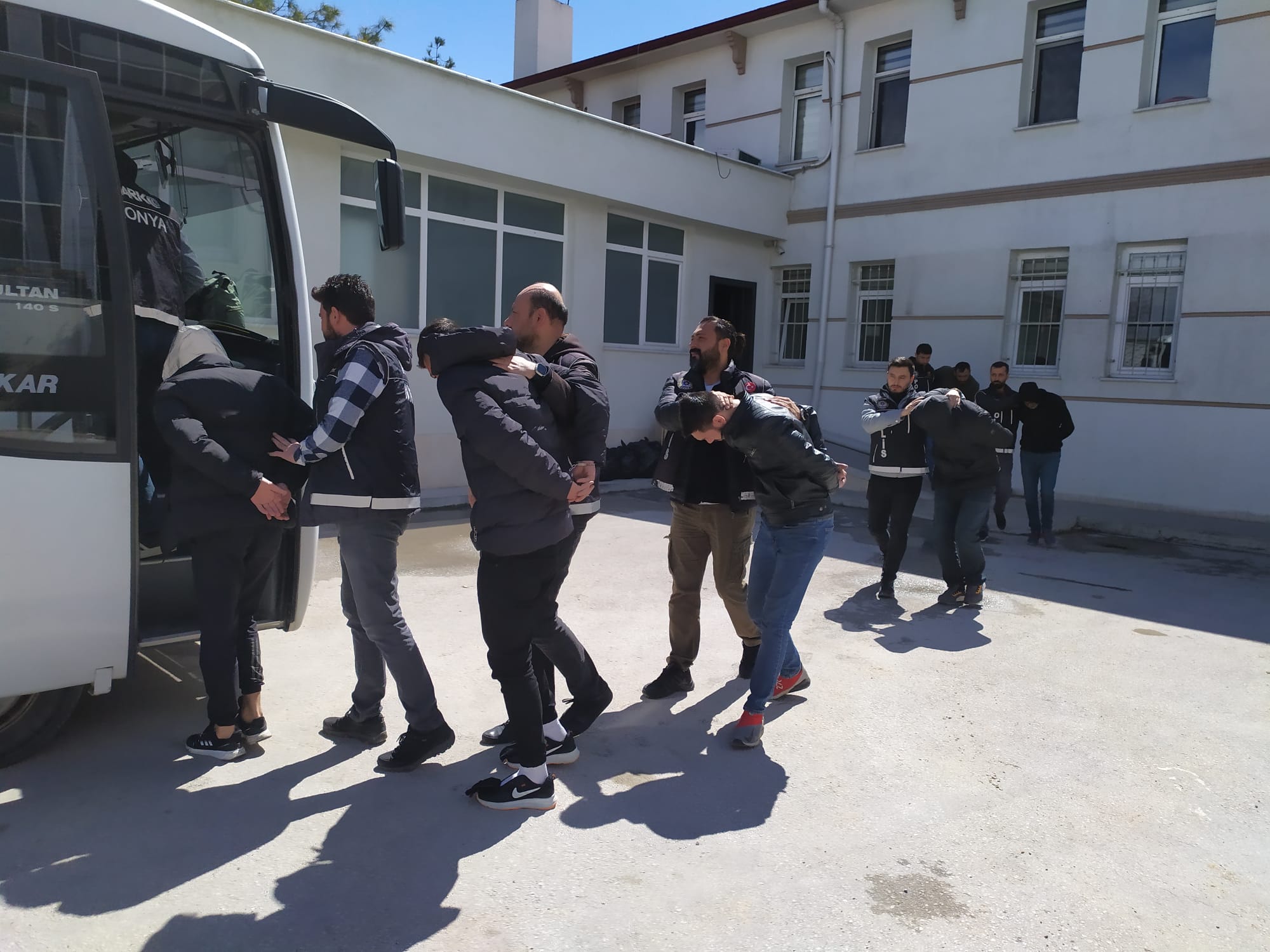 Uyuşturucuyu Lağım Deliğine Sakladılar, Yine de Polisten Kaçamadılar! 12 Tutuklama