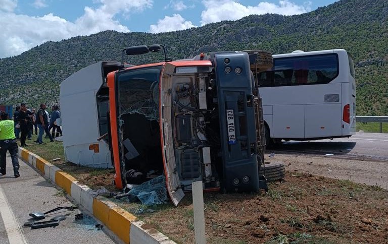 Konya’da Trafik Kazası: 1 Ölü 15 Yaralı