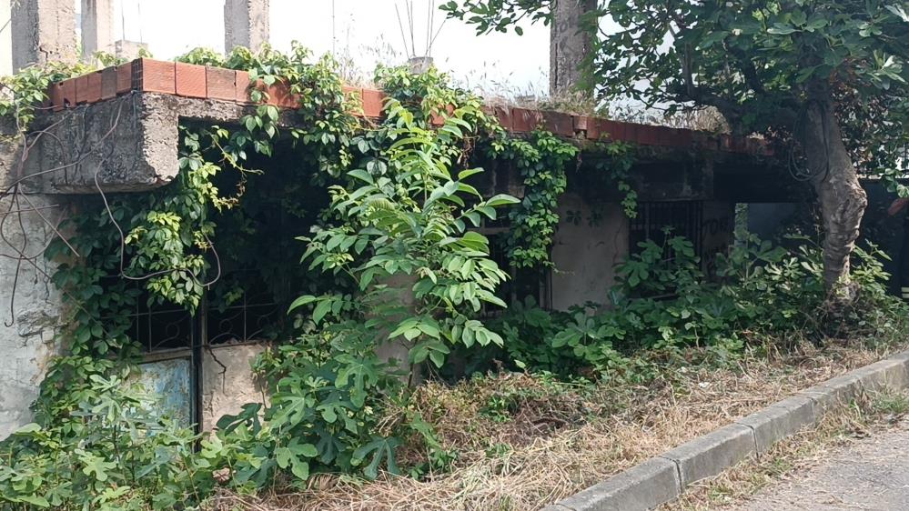 Metruk Binada Yangın Çıktı, Mahalleli İsyan Etti: "Çocuklarımız risk altında"