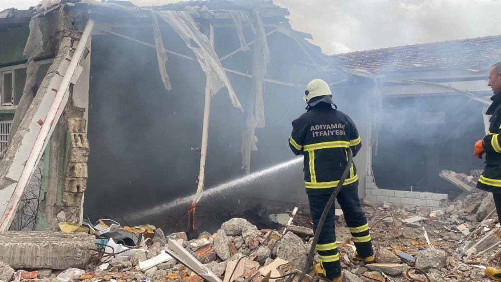 Hasarlı depoda çıkan yangın korkuttu