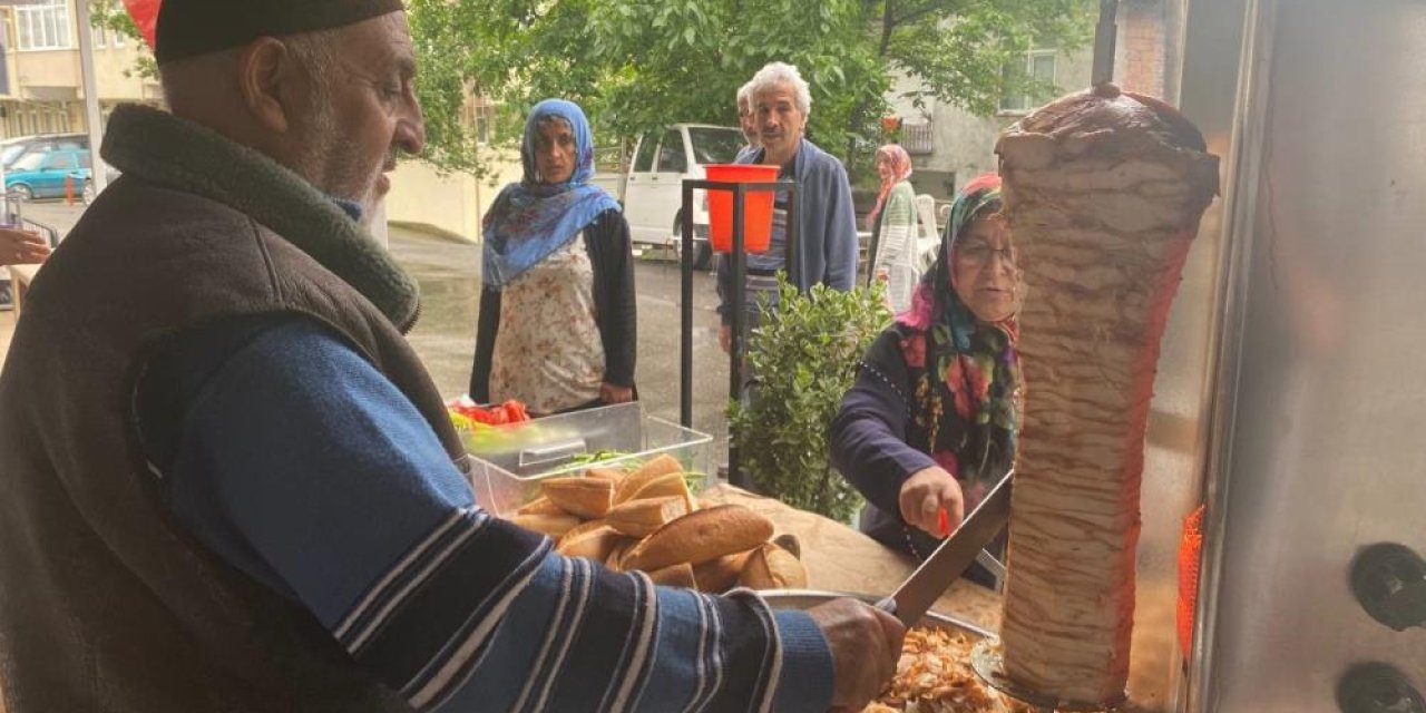 Cumhurbaşkanı Erdoğan'ın zaferi için döner ve tulumba dağıttı