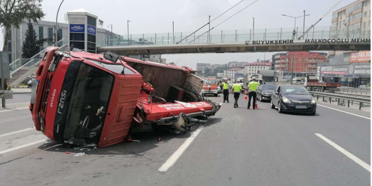 D-100'de arıza yapan otomobile vinç çarptı