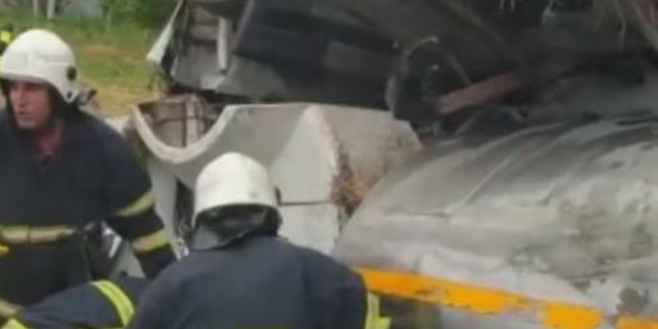 Otomobil ile tanker çapıştı: Tanker sürücüsünü sıkıştığı yerden itfaiye ekipleri kurtardı
