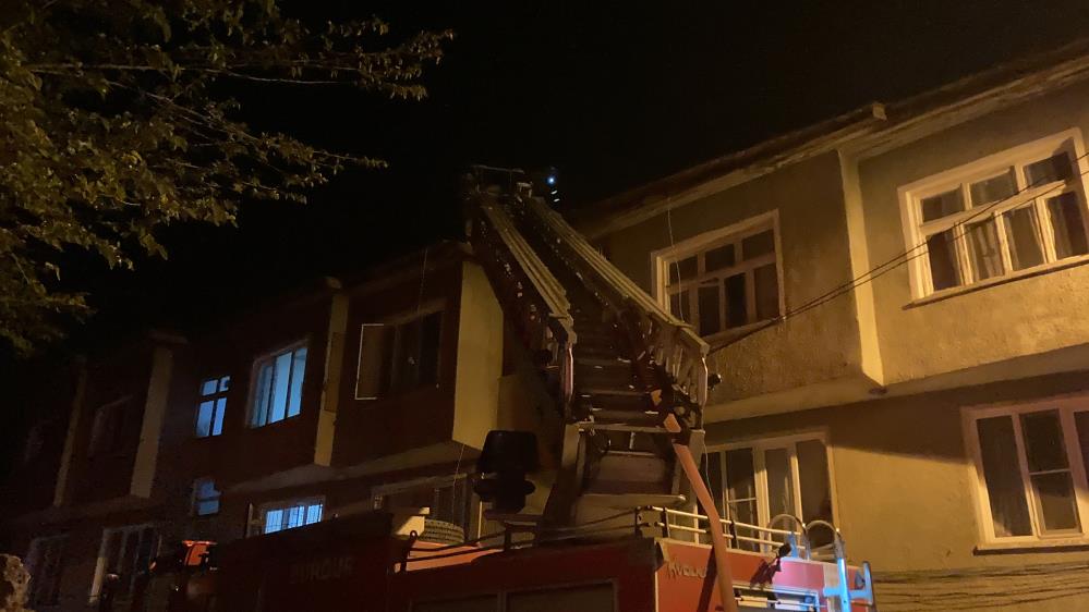 Burdur’da Bir Evin Çatısında Yangın Çıktı