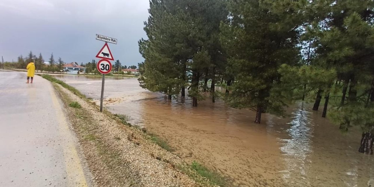 Büyükdere’yi sel bastı bazı ev ve yollar sular altında kaldı