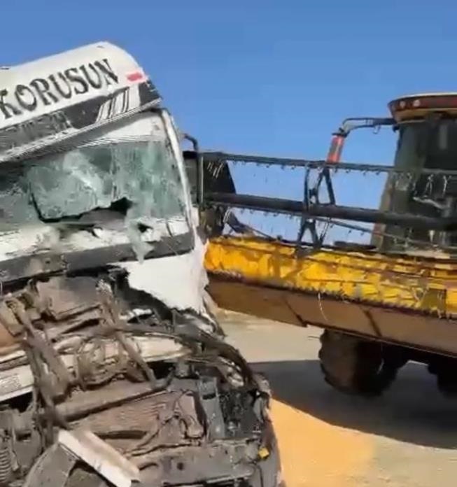 Tırla biçerdöver çarpıştı: 1 ağır yaralı