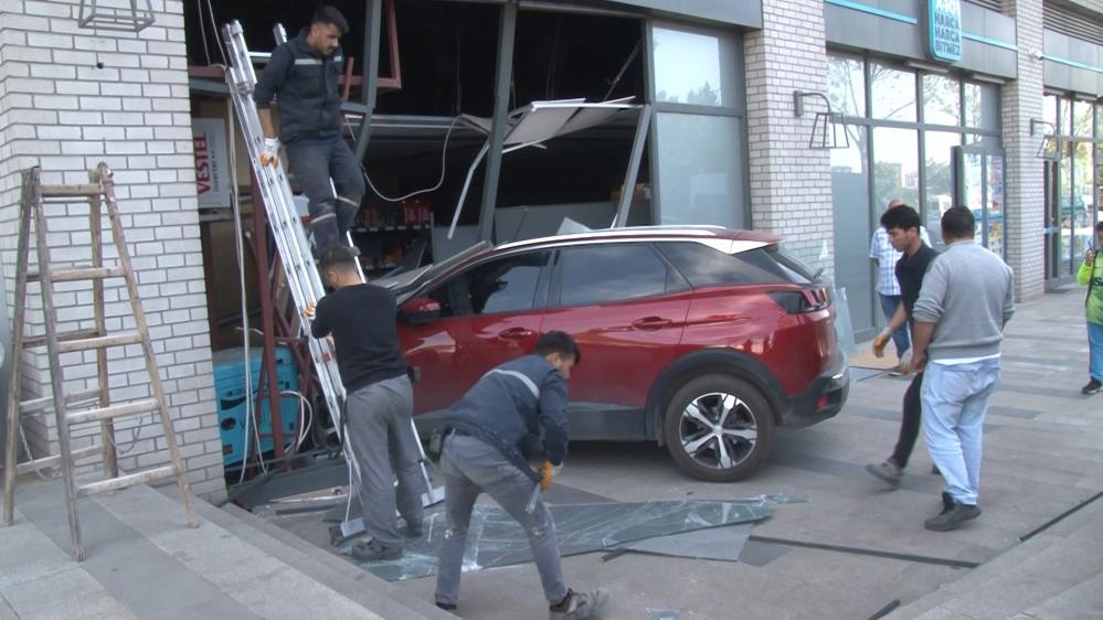 Freni Boşalan Araç Markete Çarptı