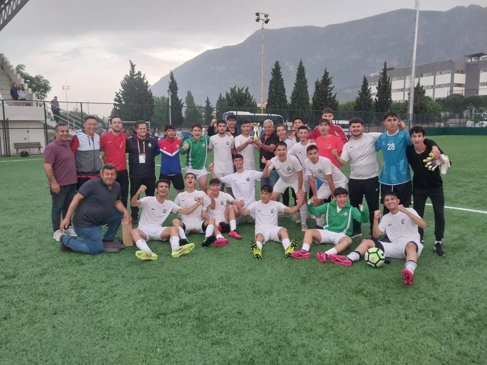 Salihli Belediyespor U17'de şampiyon
