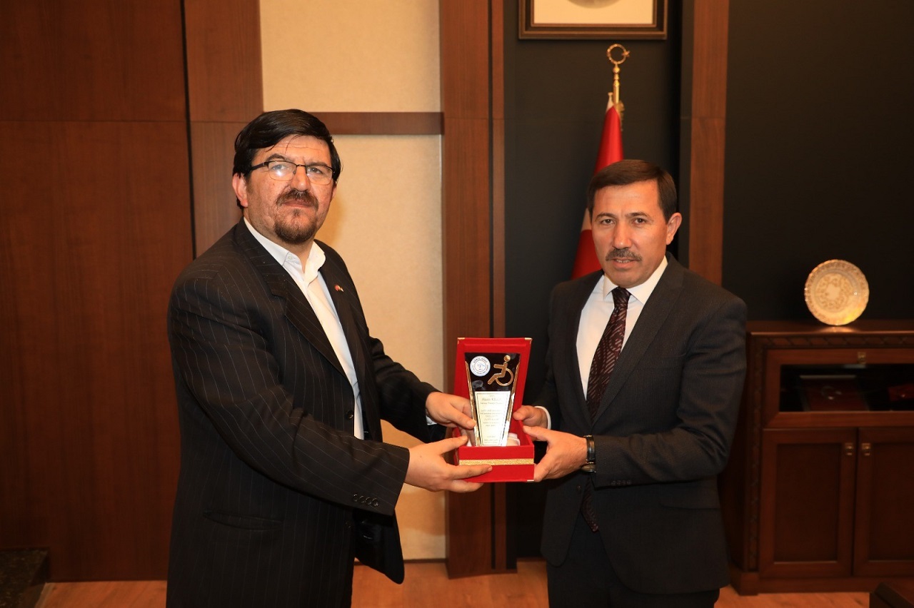 Başkan Kılca’ya Engelli Dostu Plaketi