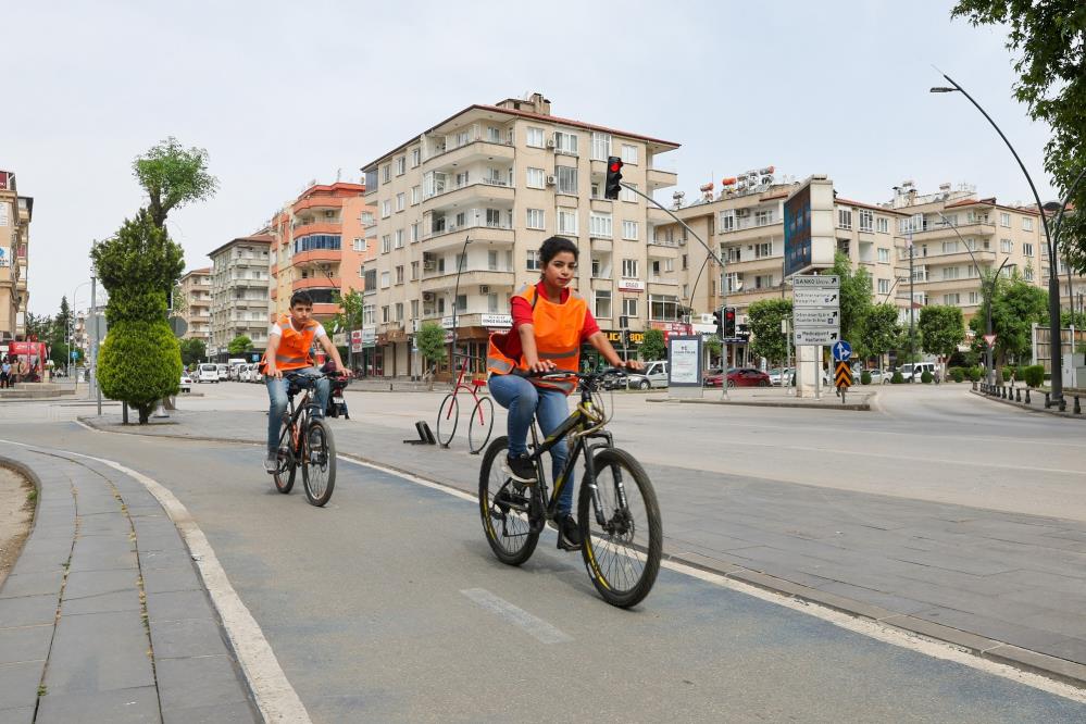 Gaziantep'te bisiklet ve elektrikli scooter sürücülerine reflektif yelek dağıtıldı