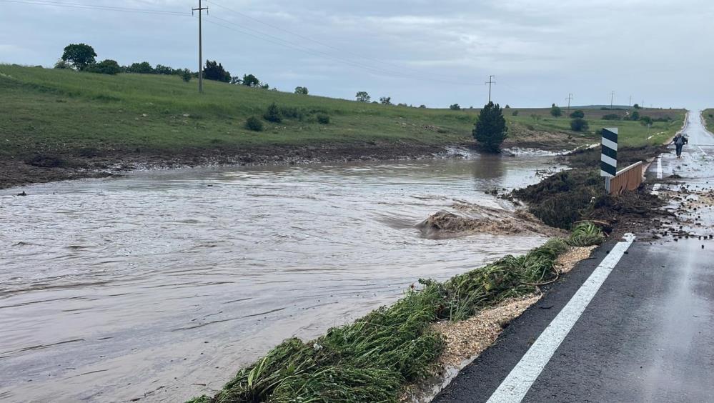 Yıllardır akmayan dere sağanakla taştı, karayolu balçıkla kaplandı