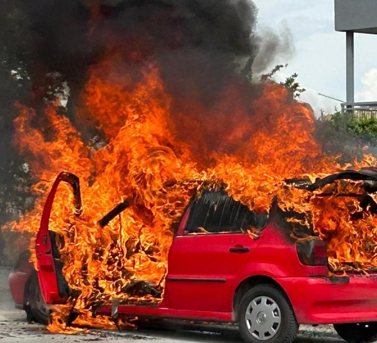Seyir halindeki aracı alev topuna döndü, canını zor kurtardı