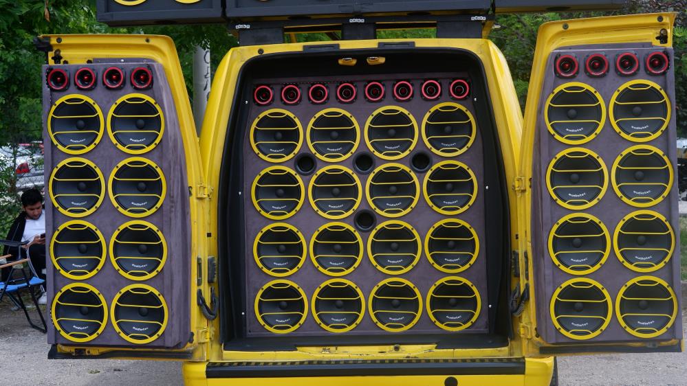 250 bin liralık araca 1,5 milyonluk ses sistemi döşetti