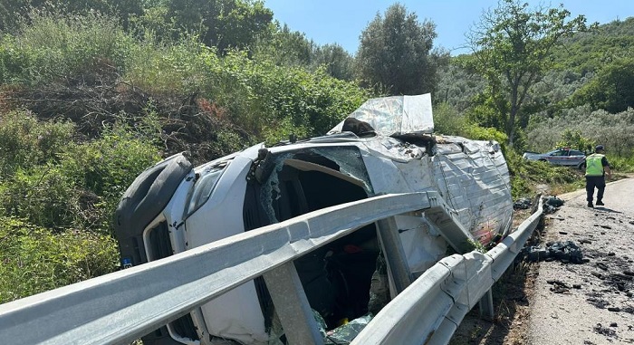 Kömür yüklü kamyonet virajı alamadı: 1 yaralı