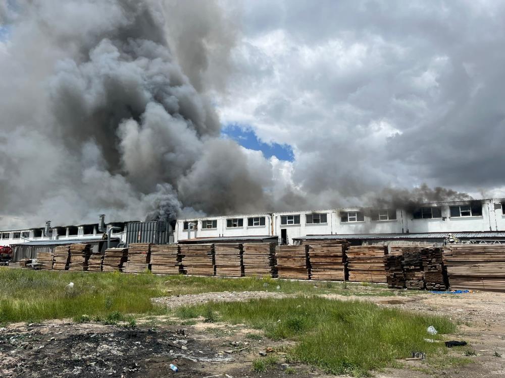 Başkentteki fabrika yangınında 4 kişi dumandan etkilendi