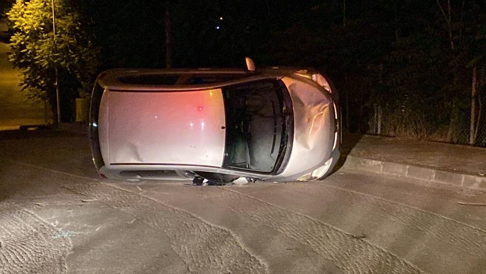 Kontrolden çıkan otomobil sokağın ortasına yan yattı