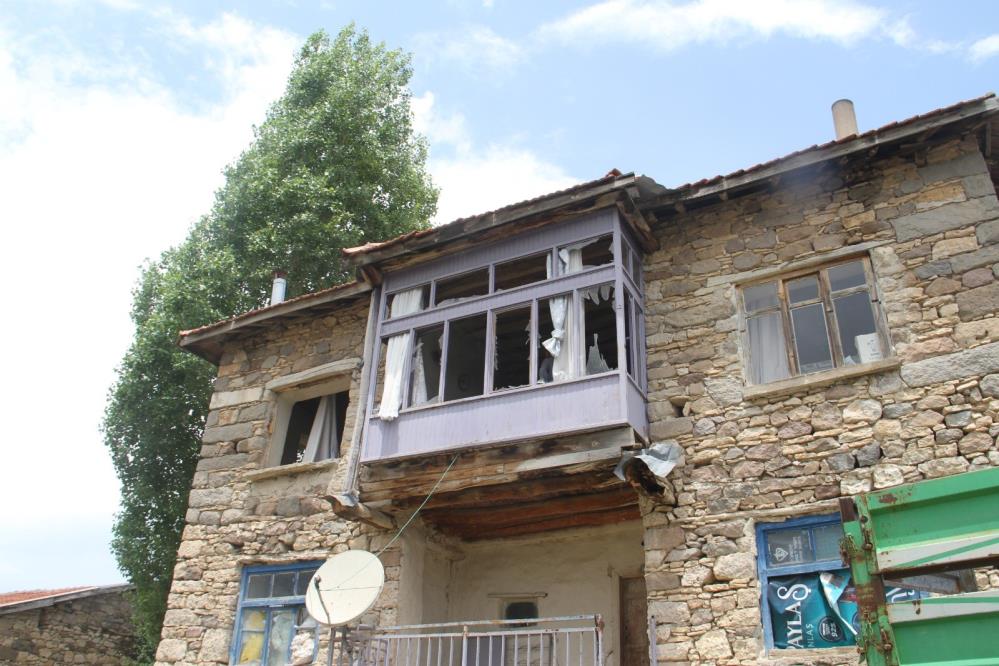 Konya'da yıldırım düşen ev harabeye döndü