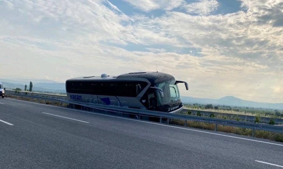 Manisa'da yolcu otobüsü bariyerlere girdi: 1 ölü