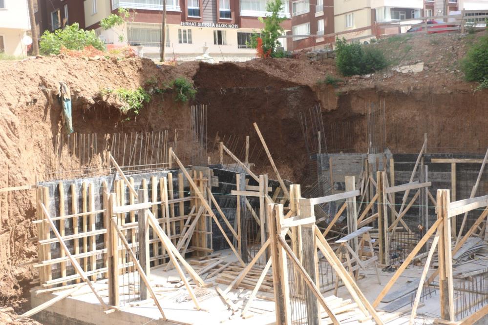 İnşaatta toprak kayması: 2 kişi yaralandı