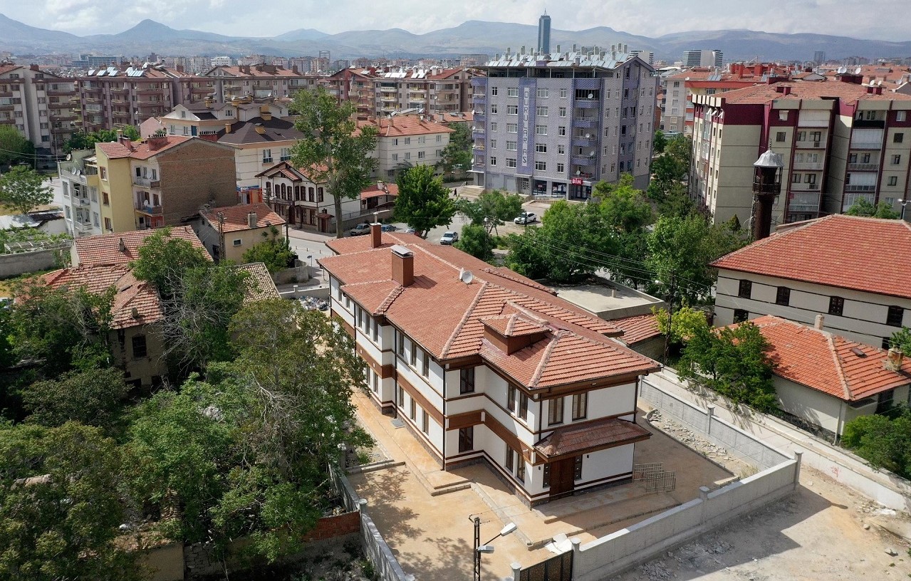Karatay Belediyesi Fetih Ve Köprübaşı Mahallelerine İki Kurs Merkezi Kazandırıyor