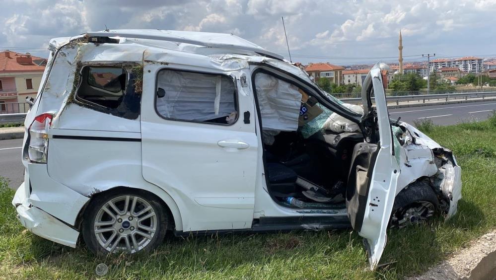 Aksaray'da hafif ticari araç tıra arkadan çarptı