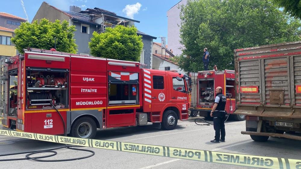 Çatıda çıkan yangın paniğe yol açtı