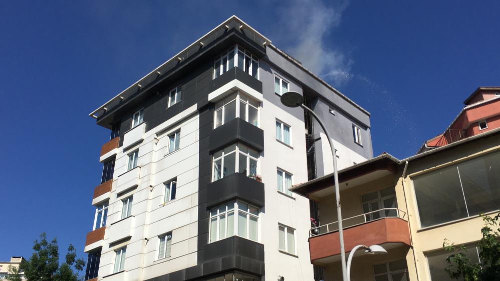 Tekirdağ'da 6 Katlı Binanın Çatısındaki Yangın Korkuya Neden Oldu