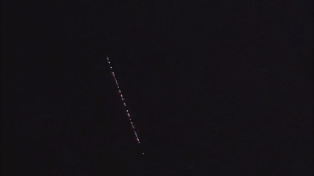 İzmir’de gökyüzünde görülen cisimler merak uyandırdı