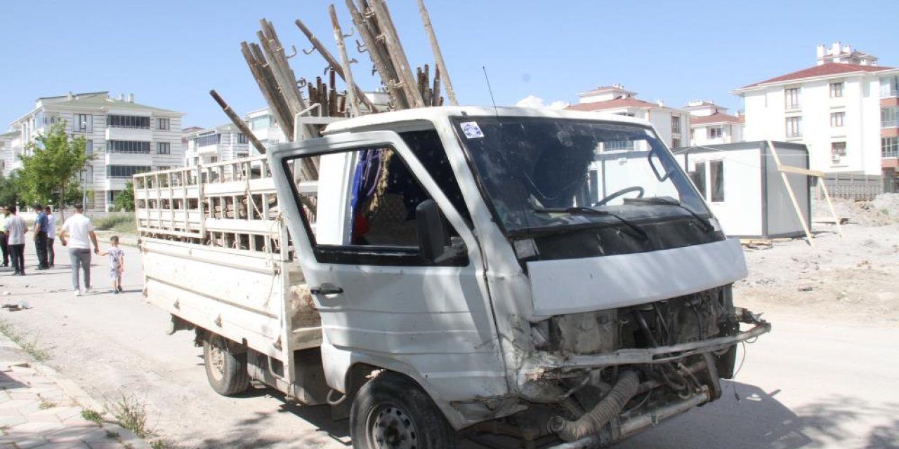 Elazığ’da pikap ile otomobil çarpıştı: 4 yaralı