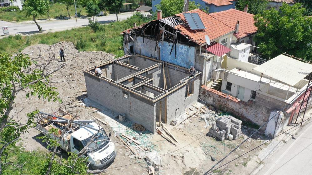 Sobayı benzinle tutuşturmak isterken yaktığı evi belediye yeniden inşa ediyor