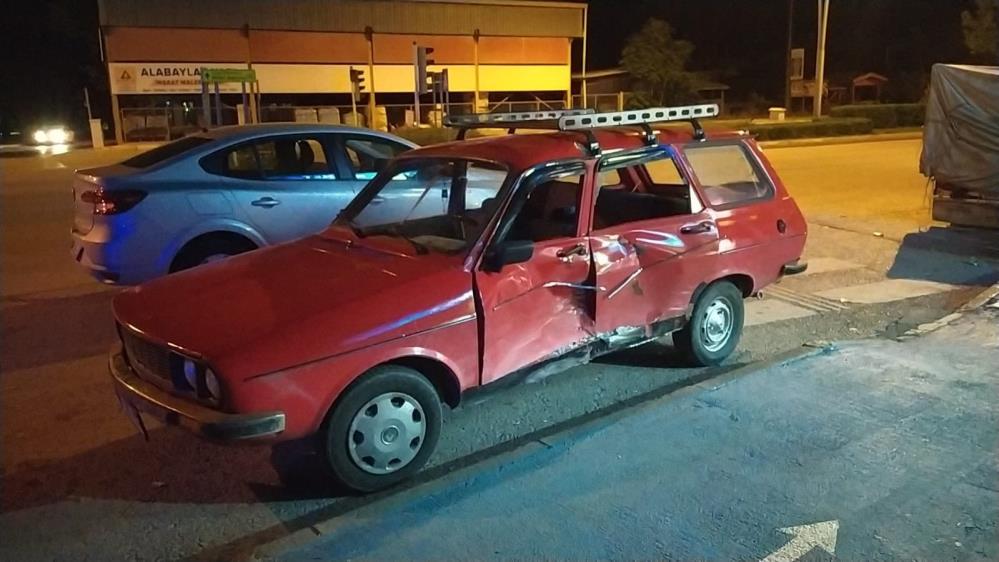 Çorum'da iki otomobil çarpıştı: 2 kişi yaralandı