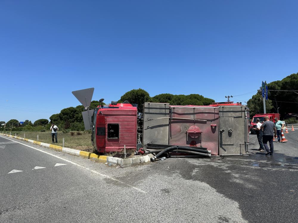 Yangına müdahale etmeye çalışan itfaiye aracı kaza yaptı