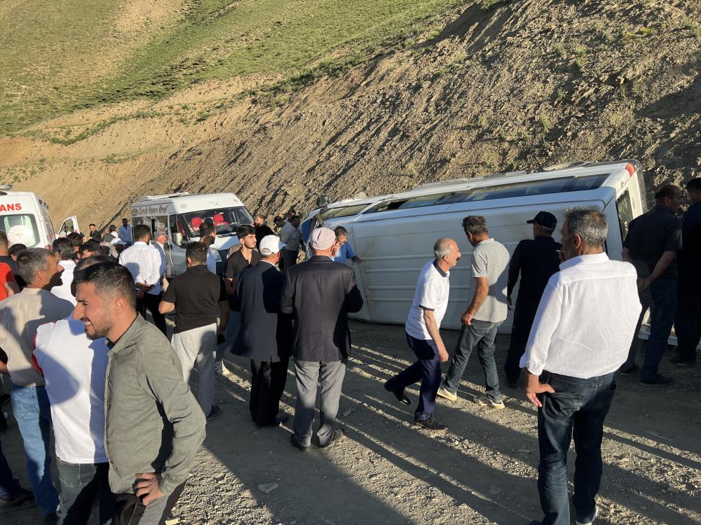 Yaylaya gidenleri taşıyan minibüs takla attı