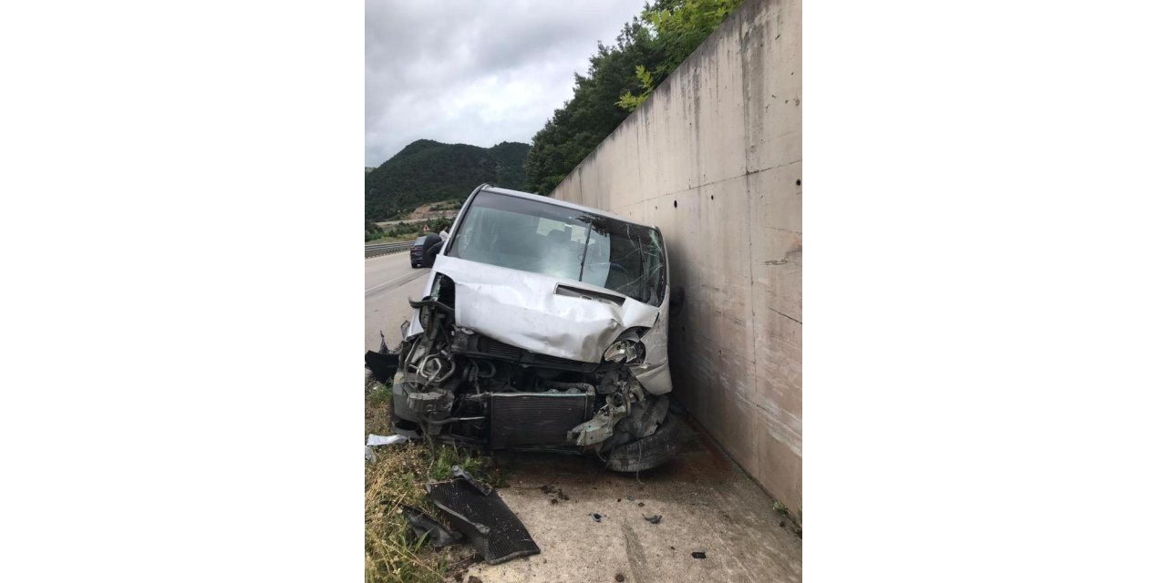 Zincirleme kazada polis memuru yaralandı